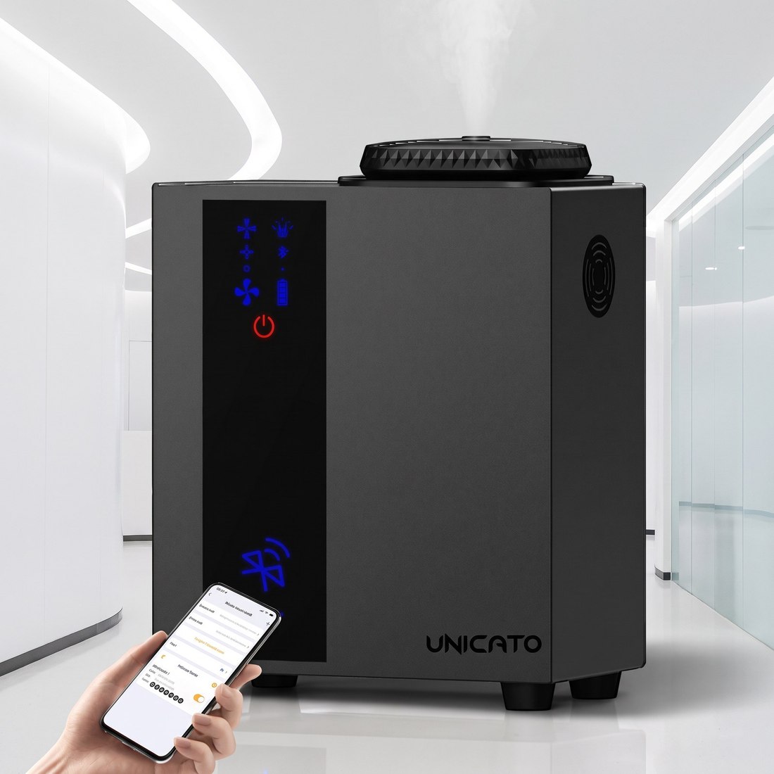Crni difuzor TORI A300 u modernoj hali, upravljan iz aplikacije na telefonu
