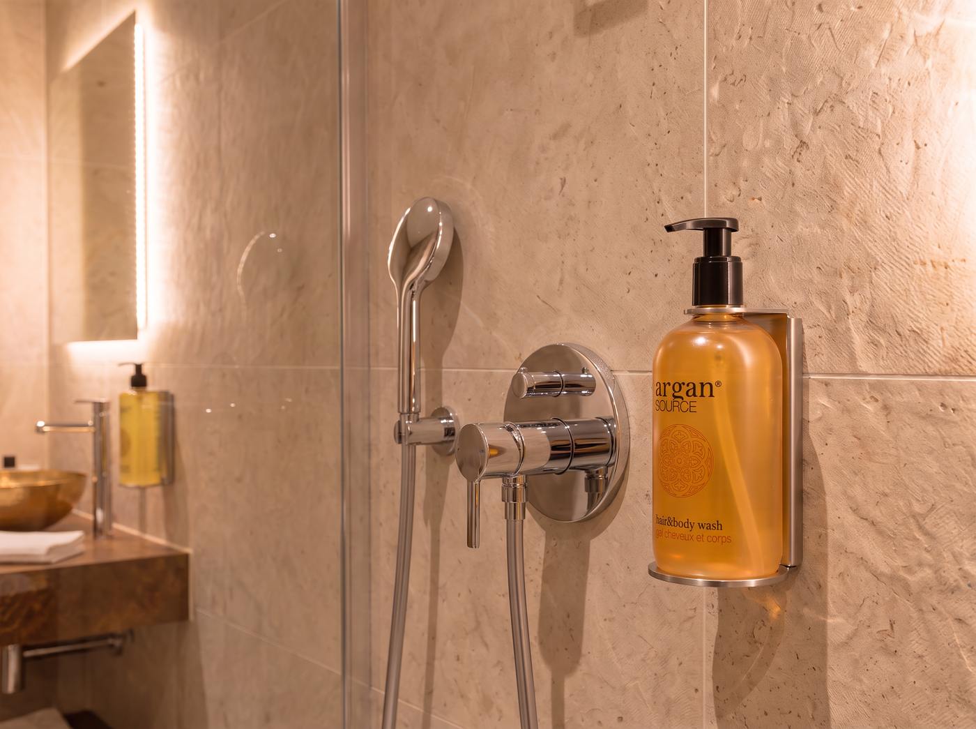 Gel za kosu i tijelo ARGAN SOURCE 500 ml u metalnom držaču PURE u tušu